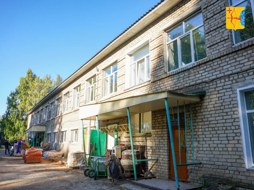 В поселке Ленинская Искра Котельничского района в рамках нацпроекта «Семья» идет капремонт здания детского сада В поселке Ленинская Искра Котельничского района в рамках нацпроекта «Семья» идет капремонт здания детского сада