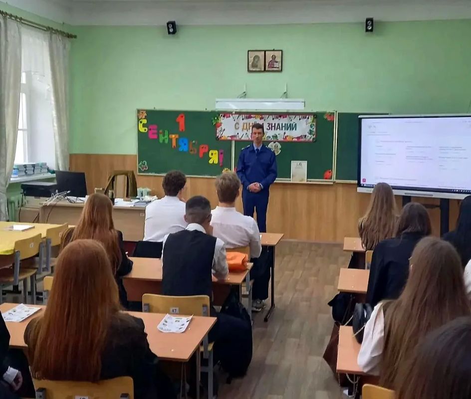 В День знаний работники прокуратуры Кировской области поздравили школьников и провели просветительские мероприятия «#РазговорыОважном» В День знаний работники прокуратуры Кировской области поздравили школьников и провели просветительские мероприятия «#РазговорыОважном»