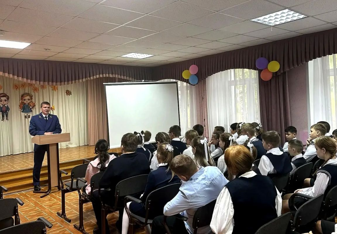 В День знаний работники прокуратуры Кировской области поздравили школьников и провели просветительские мероприятия «#РазговорыОважном» В День знаний работники прокуратуры Кировской области поздравили школьников и провели просветительские мероприятия «#РазговорыОважном»