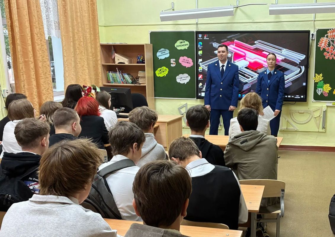 В День знаний работники прокуратуры Кировской области поздравили школьников и провели просветительские мероприятия «#РазговорыОважном» В День знаний работники прокуратуры Кировской области поздравили школьников и провели просветительские мероприятия «#РазговорыОважном»