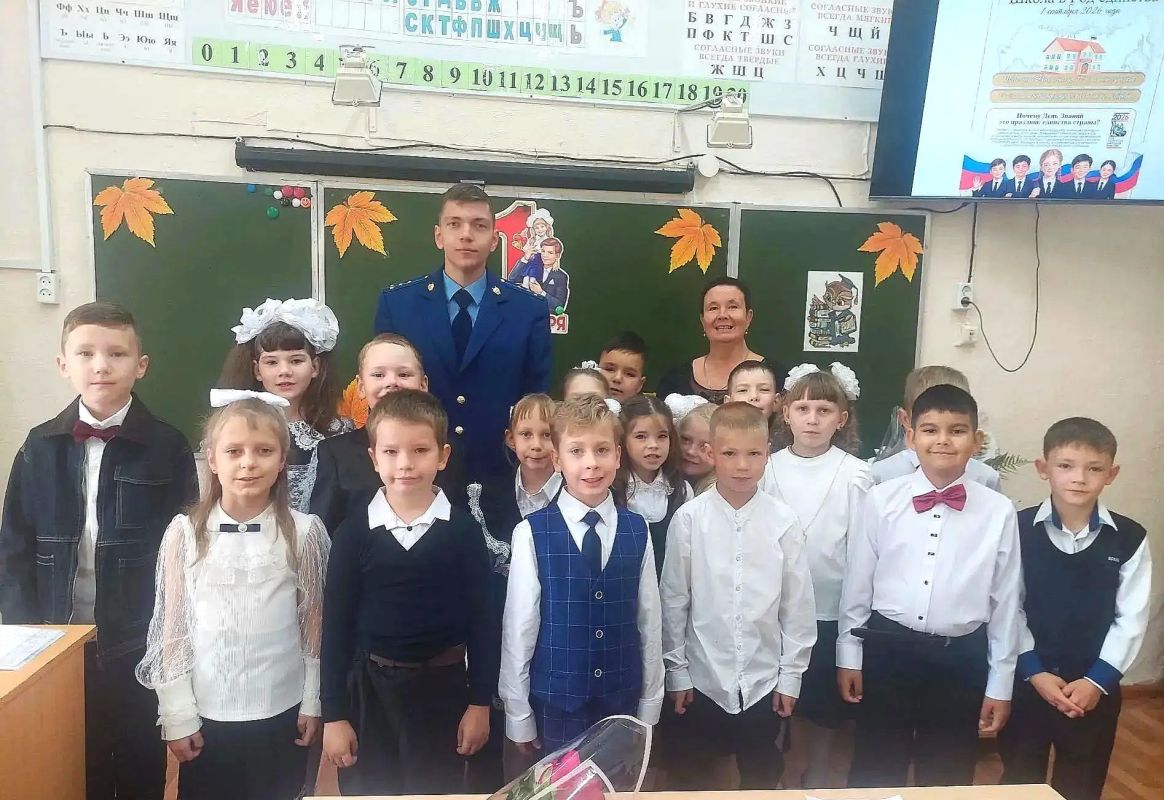В День знаний работники прокуратуры Кировской области поздравили школьников и провели просветительские мероприятия «#РазговорыОважном» В День знаний работники прокуратуры Кировской области поздравили школьников и провели просветительские мероприятия «#РазговорыОважном»