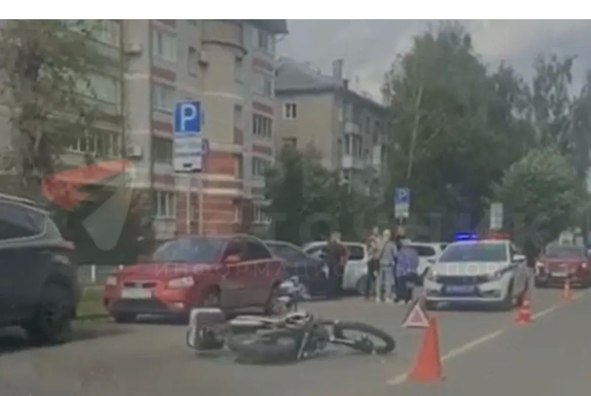 Мотоциклист попал в ДТП на Сурикова
