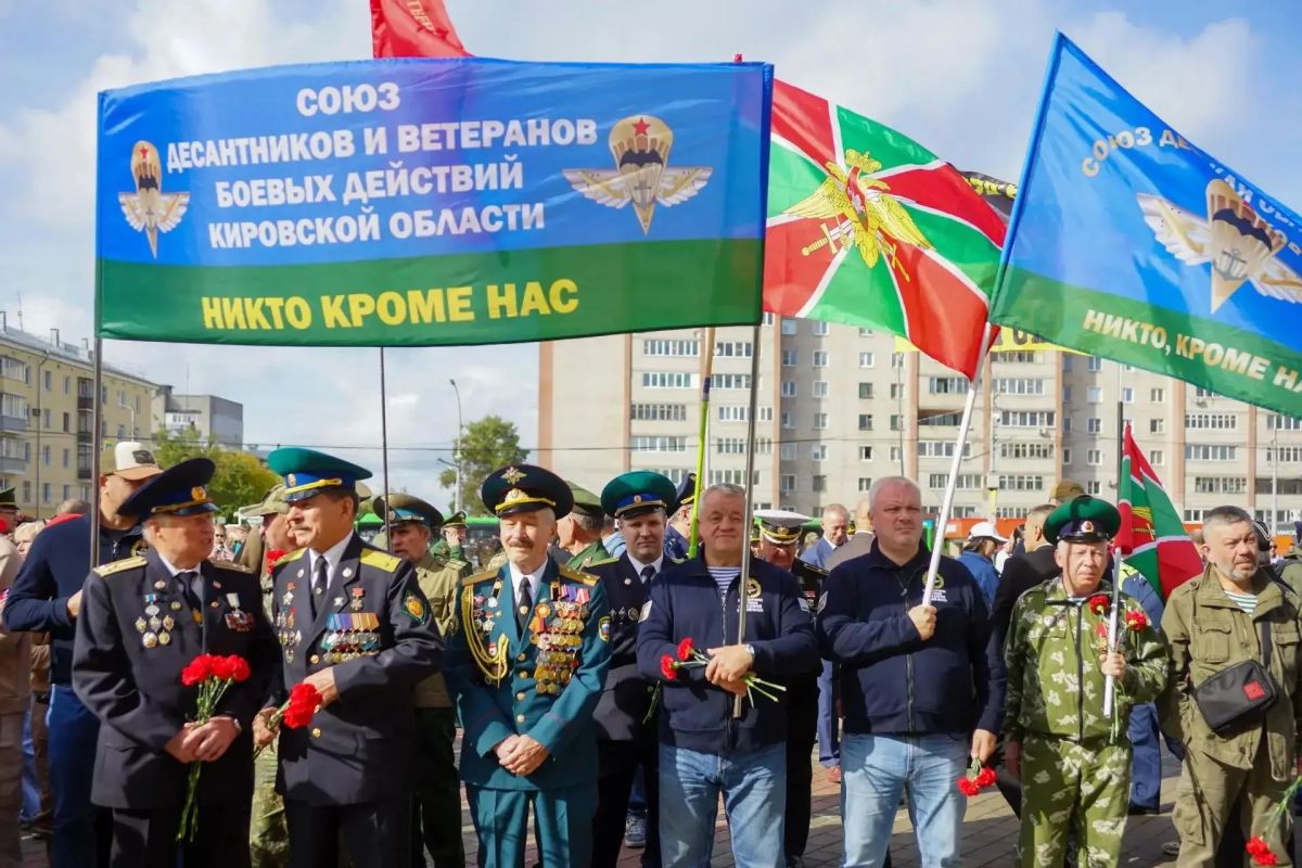 Александр Соколов: Сегодня состоялось всенародное открытие Мемориального комплекса «Аллея Славы» с вечным огнем на новой Площади Героев у Областного дома народного творчества Александр Соколов: Сегодня состоялось всенародное открытие Мемориального комплекса «Аллея Славы» с вечным огнем на новой Площади Героев у Областного дома народного творчества