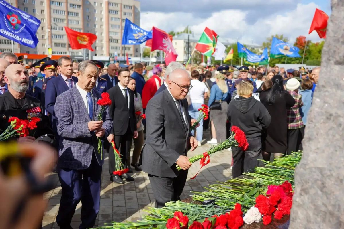Александр Соколов: Сегодня состоялось всенародное открытие Мемориального комплекса «Аллея Славы» с вечным огнем на новой Площади Героев у Областного дома народного творчества Александр Соколов: Сегодня состоялось всенародное открытие Мемориального комплекса «Аллея Славы» с вечным огнем на новой Площади Героев у Областного дома народного творчества