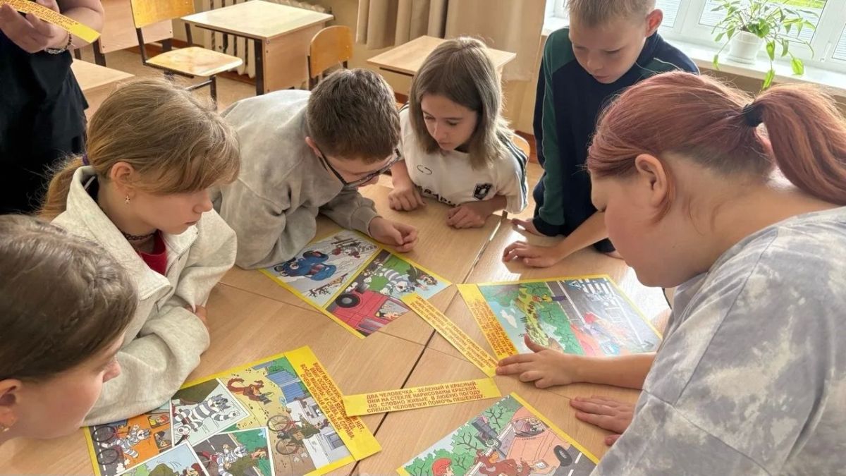 Педагоги, сотрудники Госавтоинспекции и родители напомнили детям о ПДД