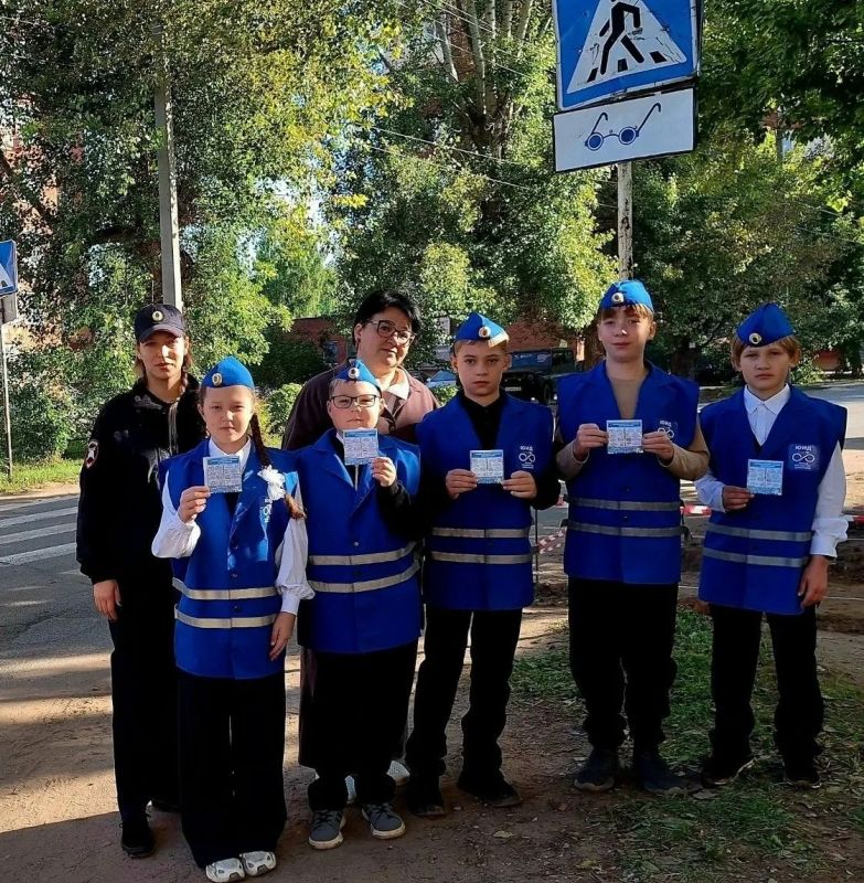 Педагоги, сотрудники Госавтоинспекции и родители напомнили детям о ПДД Педагоги, сотрудники Госавтоинспекции и родители напомнили детям о ПДД