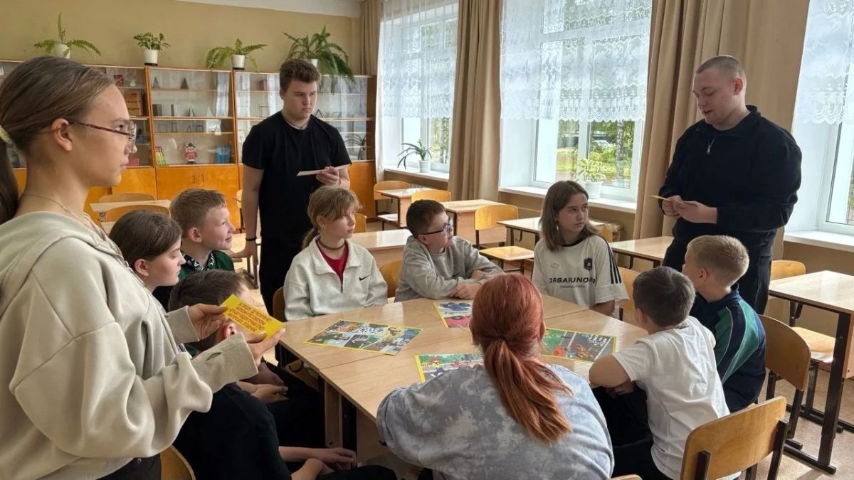 Педагоги, сотрудники Госавтоинспекции и родители напомнили детям о ПДД Педагоги, сотрудники Госавтоинспекции и родители напомнили детям о ПДД