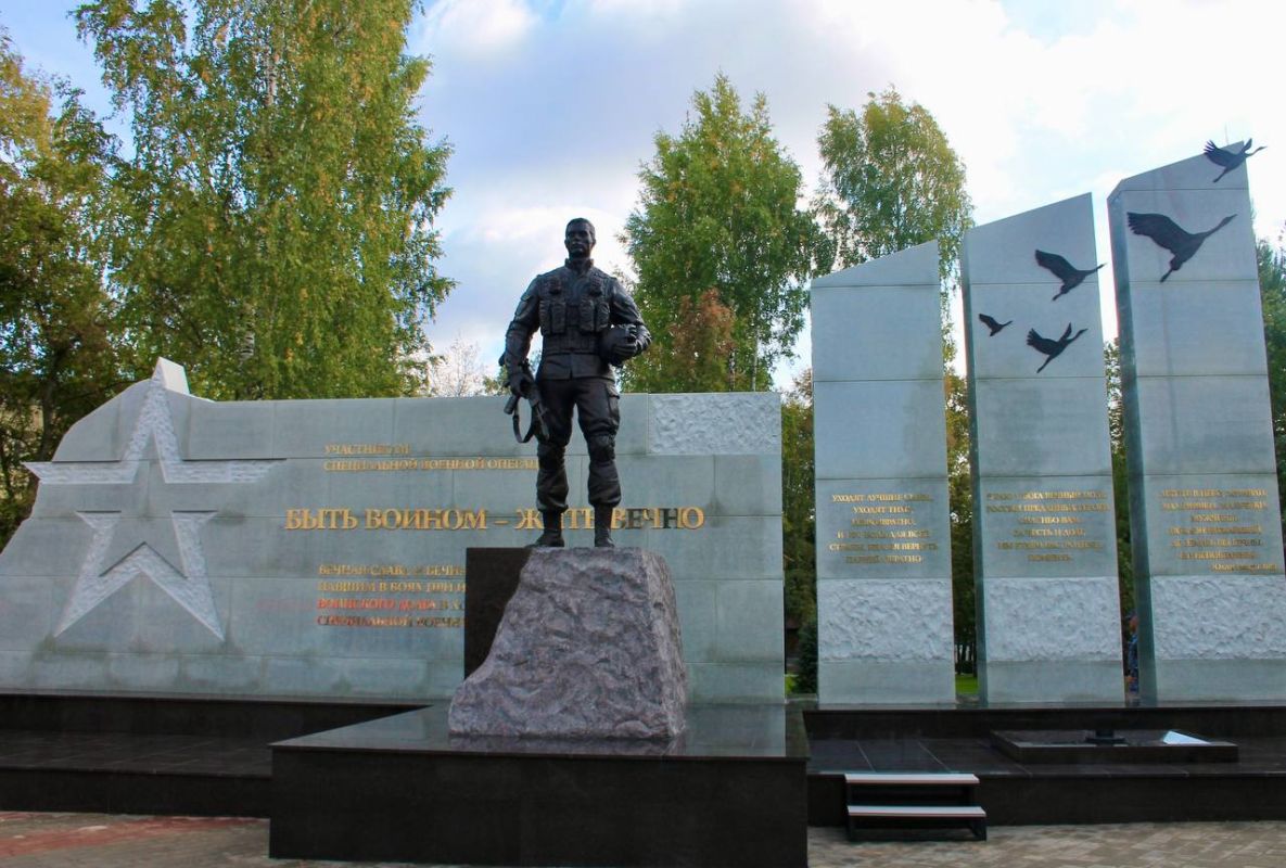 Сегодня в городе Кирове состоялась церемония открытия мемориального комплекса «Аллея Славы» Сегодня в городе Кирове состоялась церемония открытия мемориального комплекса «Аллея Славы»