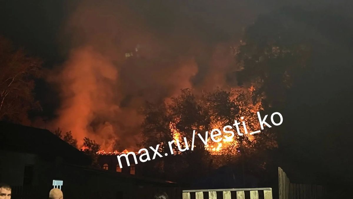 Сразу два пожара произошли сегодня в Кирове на территории бывшего КВАТУ на улице Московской Сразу два пожара произошли сегодня в Кирове на территории бывшего КВАТУ на улице Московской