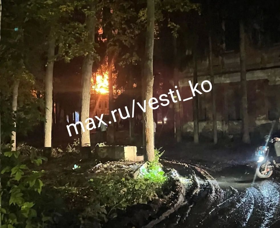 Сразу два пожара произошли сегодня в Кирове на территории бывшего КВАТУ на улице Московской Сразу два пожара произошли сегодня в Кирове на территории бывшего КВАТУ на улице Московской