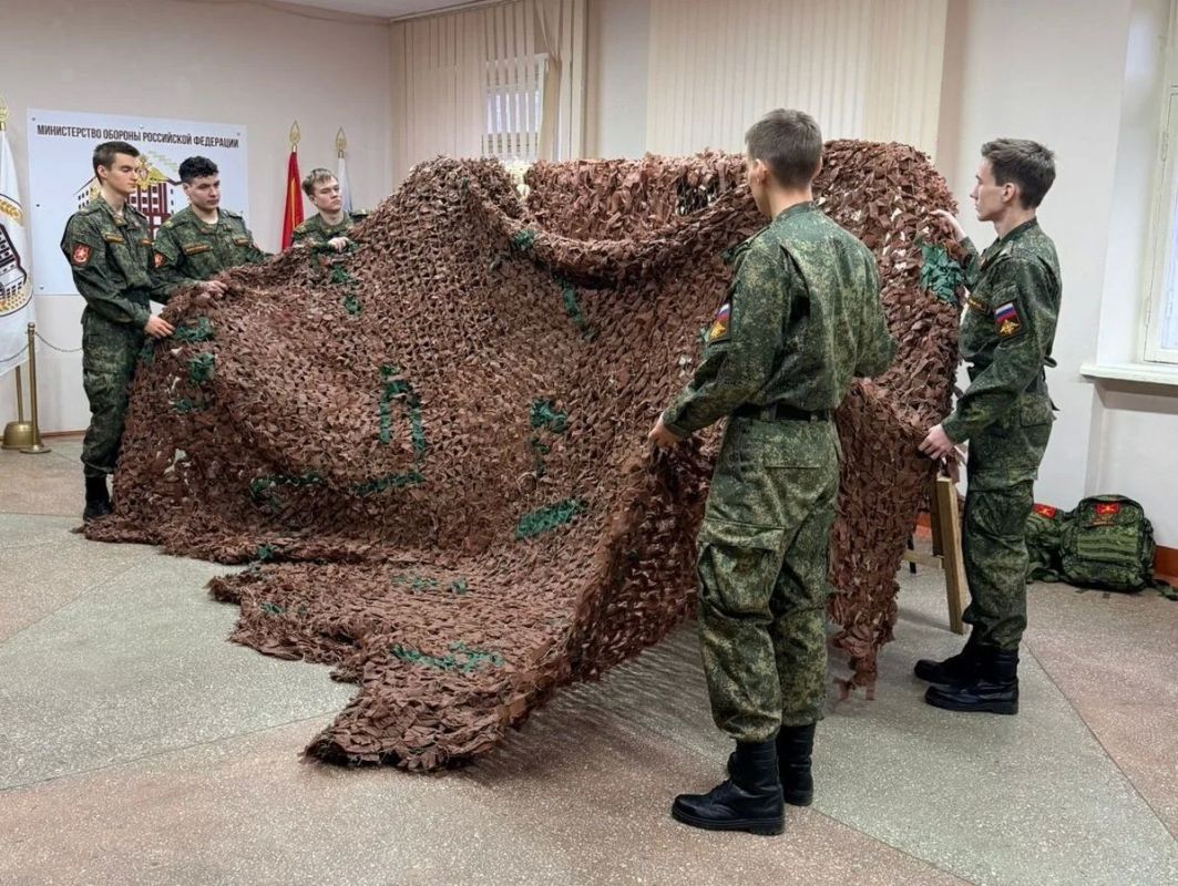 Курсанты Вятского ГАТУ плетут маскировочные сети для отправки в зону спецоперации