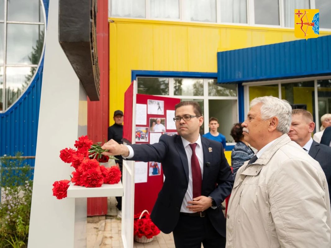 В Омутнинске у здания физкультурно-оздоровительного комплекса открыли барельеф олимпийскому чемпиону по лыжным гонкам, почётному гражданину Омутнинска и Кирова Юрию Георгиевичу Скобову В Омутнинске у здания физкультурно-оздоровительного комплекса открыли барельеф олимпийскому чемпиону по лыжным гонкам, почётному гражданину Омутнинска и Кирова Юрию Георгиевичу Скобову