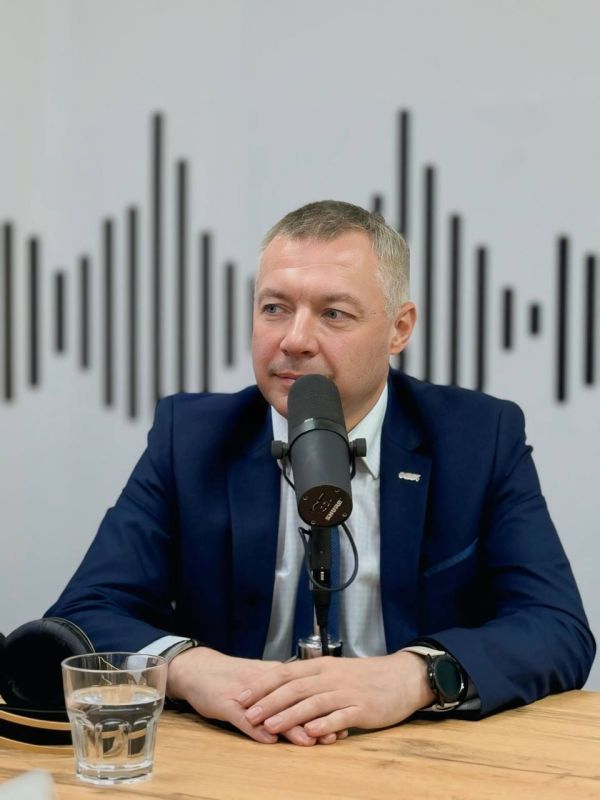 Поезд из десяти вагонов с дымковской росписью готовится к запуску в московском метро
