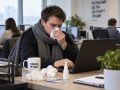 Почти 70% офисных сотрудников работают при симптомах болезни