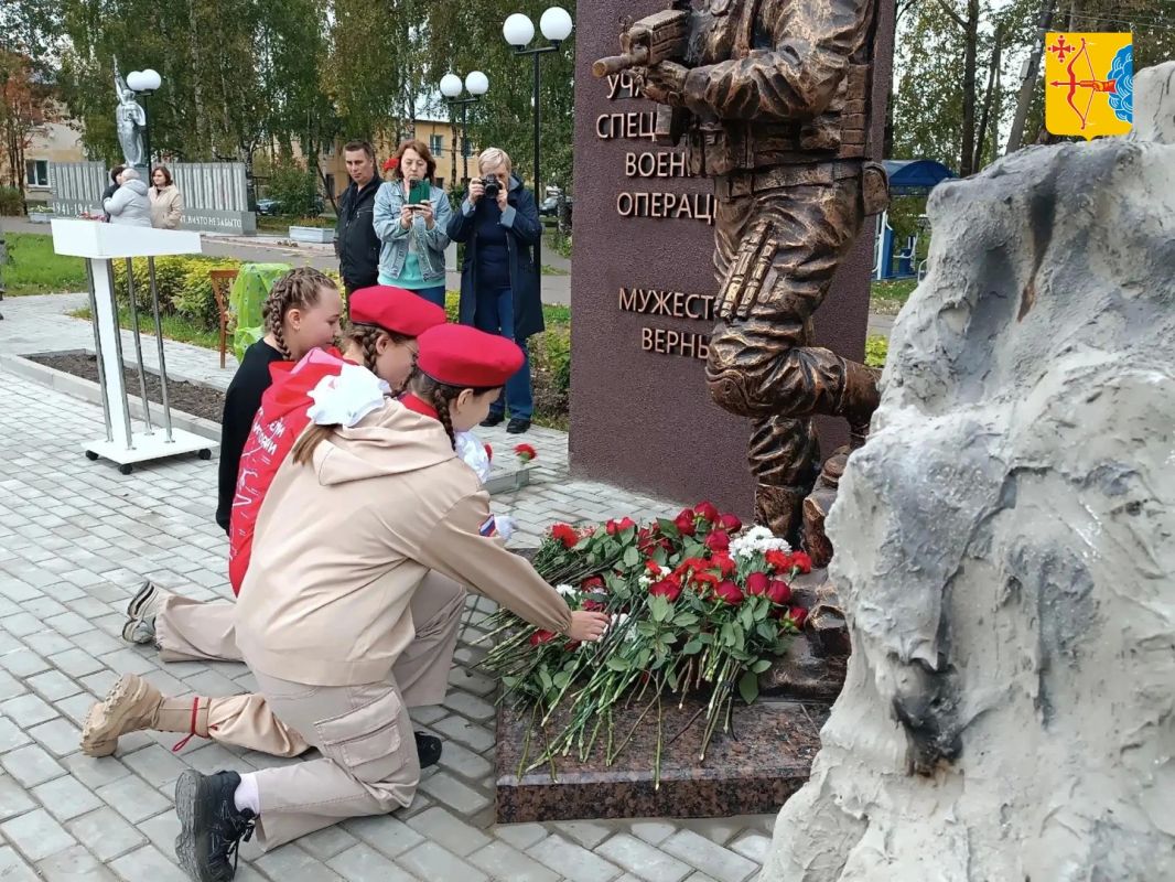 В городе Мураши открыли мемориальный комплекс и сквер памяти участникам специальной военной операции В городе Мураши открыли мемориальный комплекс и сквер памяти участникам специальной военной операции