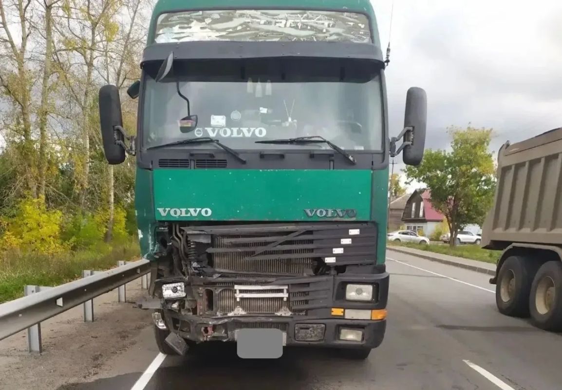 В Котельничском районе на трассе большегруз смял «Фольксваген» В Котельничском районе на трассе большегруз смял «Фольксваген»