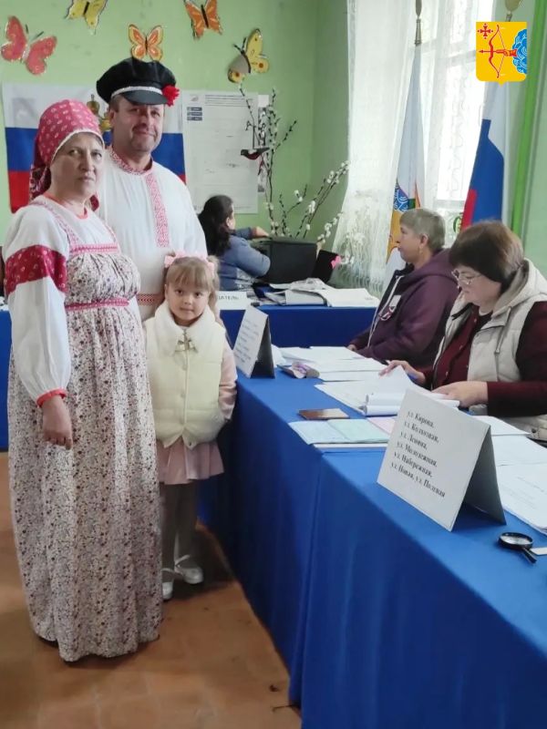 Жители села Кичма Советского района — Василий и Светлана Бусыгины — пришли на избирательный участок в русских народных костюмах