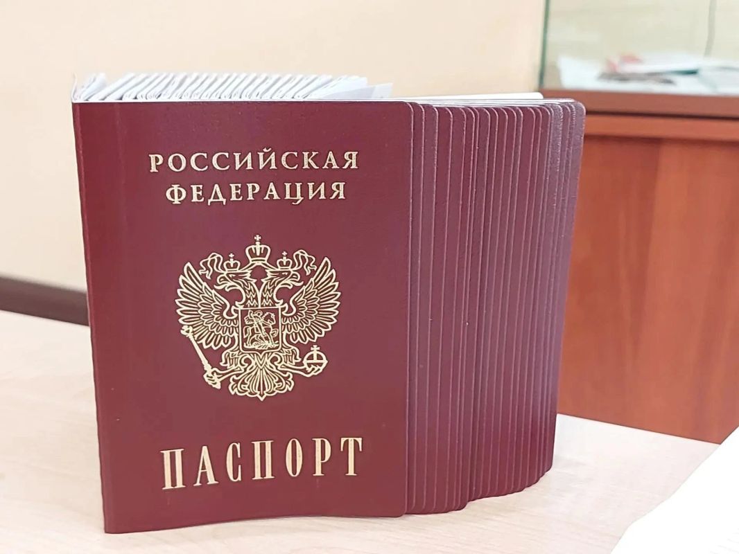 В Кирове в рамках акции «Мы – граждане России» состоялось вручение паспортов 14-летним жителям города В Кирове в рамках акции «Мы – граждане России» состоялось вручение паспортов 14-летним жителям города