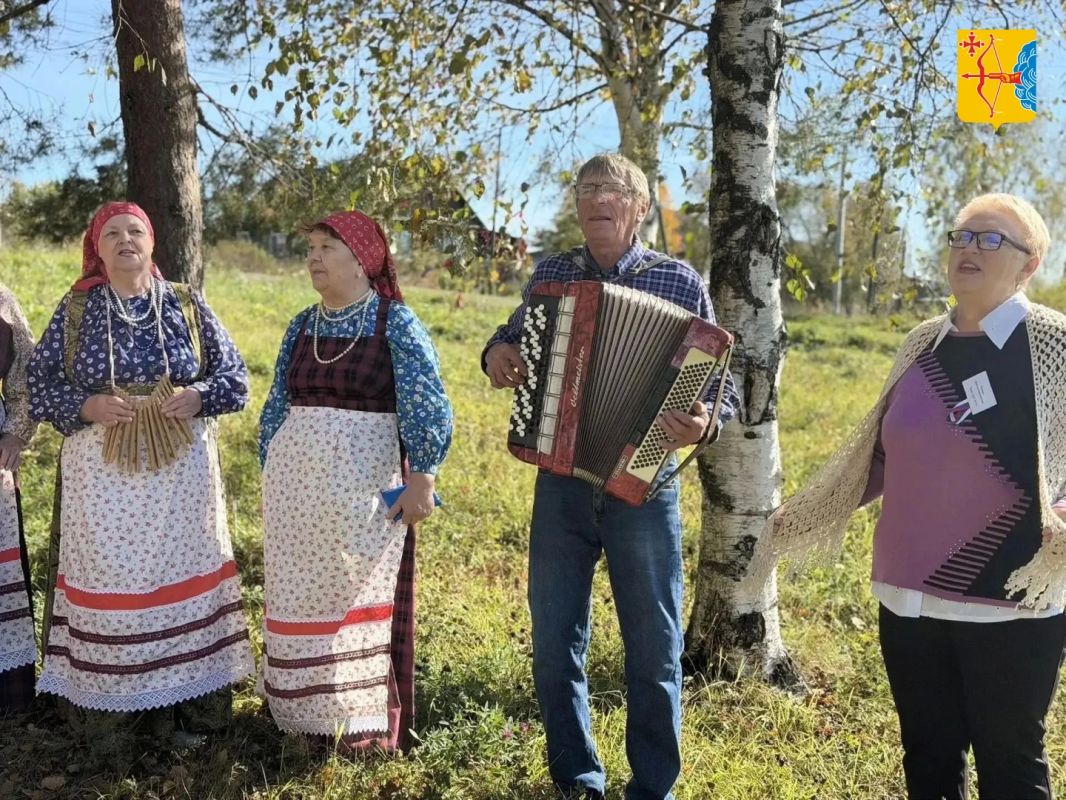 В деревне Ежово Омутнинского района члены участковой избирательной комиссии встречают посетителей хлебом и солью, предлагая отведать свежий каравай В деревне Ежово Омутнинского района члены участковой избирательной комиссии встречают посетителей хлебом и солью, предлагая отведать свежий каравай