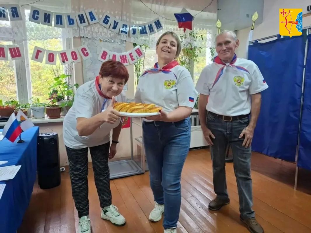 На избирательный участок №853 в Пижанке пришел коллектив «Родные напевы» в сценических костюмах На избирательный участок №853 в Пижанке пришел коллектив «Родные напевы» в сценических костюмах