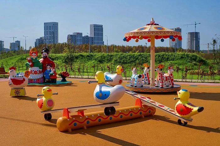 В Екатеринбурге открыли первую детскую площадку в стиле дымковской игрушки В Екатеринбурге открыли первую детскую площадку в стиле дымковской игрушки
