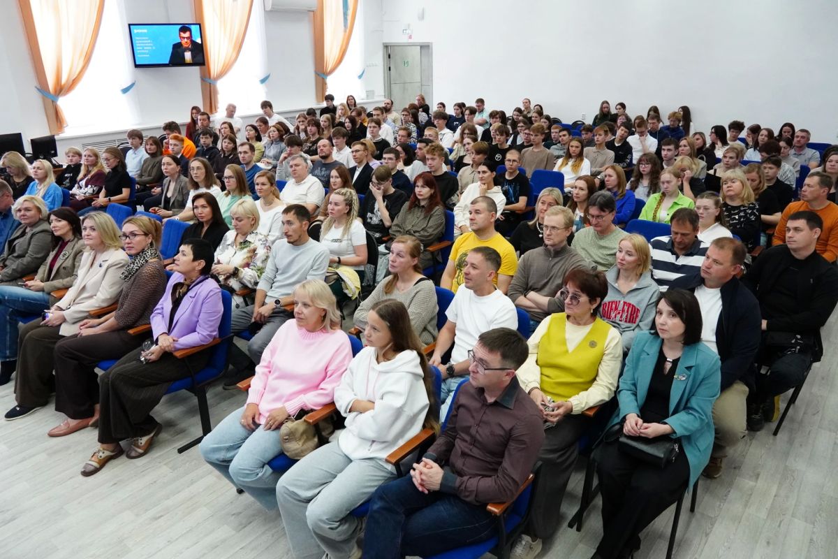 «Поделись своим Знанием»: в Кирове Максим Поташев встретился со школьниками и их родителями