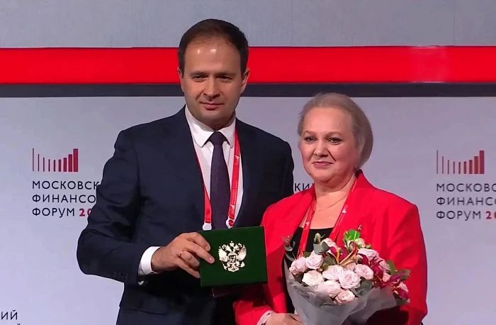Министр финансов Кировской области получила медаль за 30 лет службы