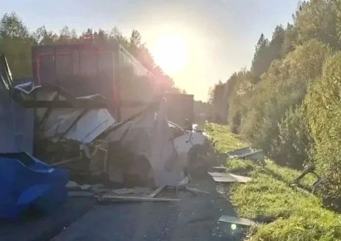 Один человек погиб в аварии с 4 грузовиками в Кировской области Один человек погиб в аварии с 4 грузовиками в Кировской области