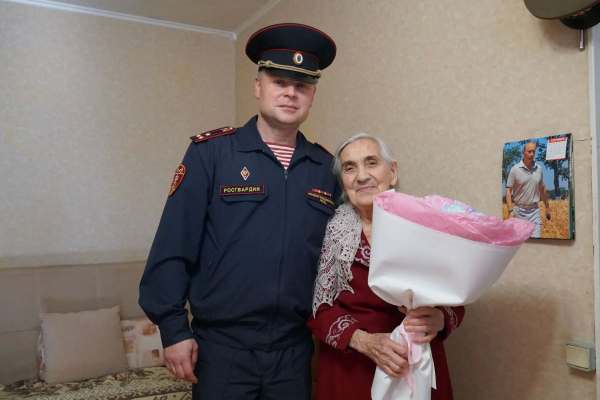 В Кирове сотрудники вневедомственной охраны Росгвардии поздравили со столетним юбилеем ветерана ведомства Ангелину Семеновну Русинович В Кирове сотрудники вневедомственной охраны Росгвардии поздравили со столетним юбилеем ветерана ведомства Ангелину Семеновну Русинович