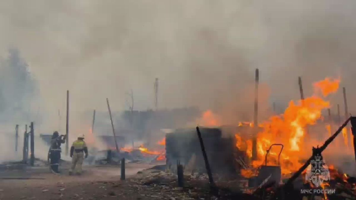 В п. Сидоровка сегодня сгорели хозпостройки во дворе многоквартирных жилых домов