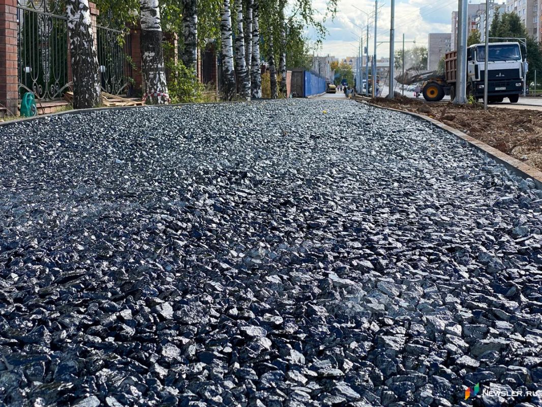 В Кирове дорожники обработали путепроводы и мосты противогололедными материалами