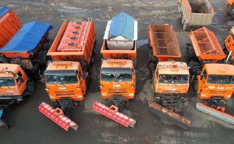 Дороги в Кирове уже начали обрабатывать противогололедными материалами