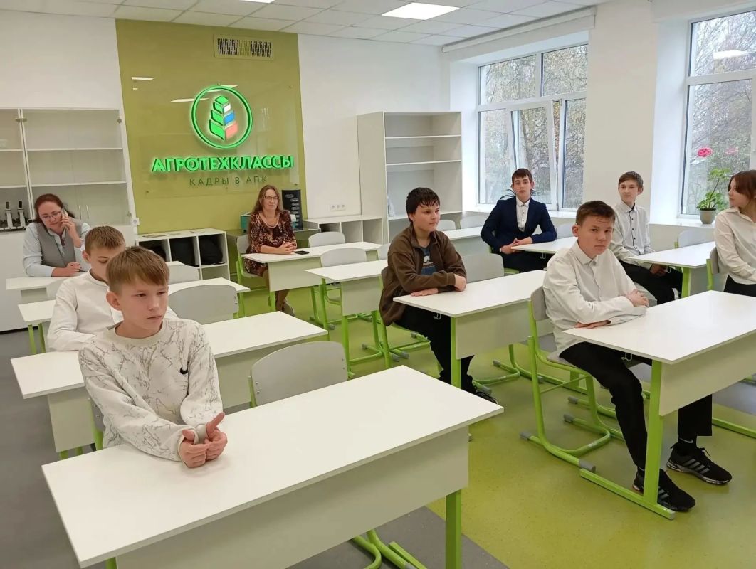 Школьники села Каринка прошли посвящение в агроклассники Школьники села Каринка прошли посвящение в агроклассники