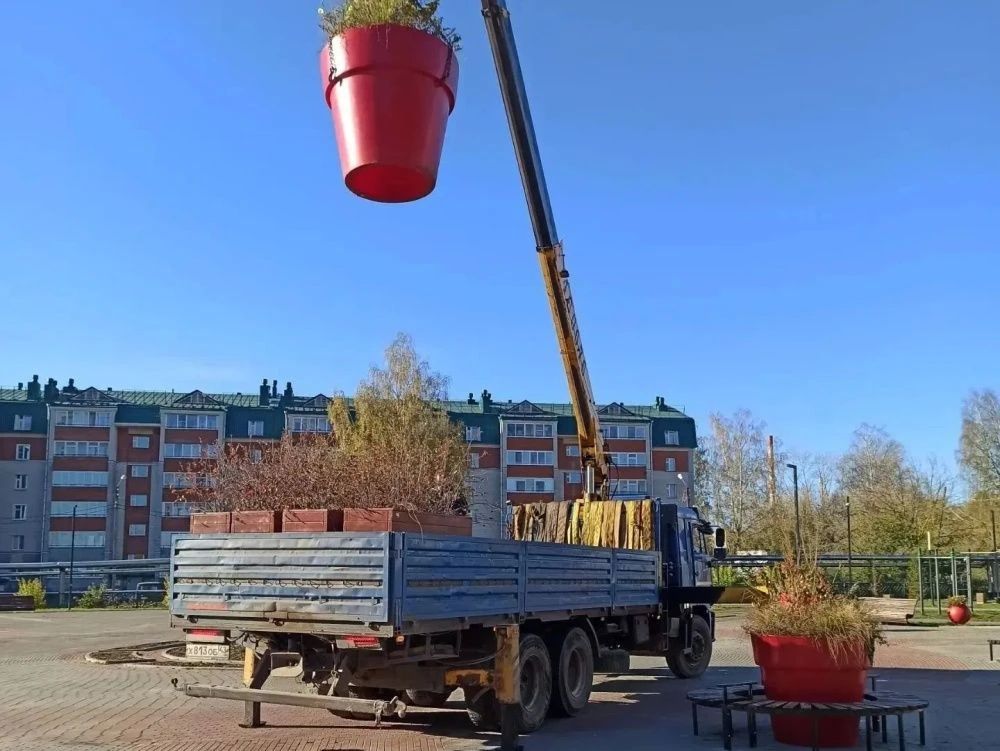 В Кирове начали убирать на зимнее хранение гидровазоны и специальные контейнеры с зелеными насаждениями