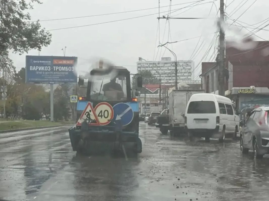 Во Владивостоке с последствиями стихии борются 97 единиц техники Во Владивостоке с последствиями стихии борются 97 единиц техники