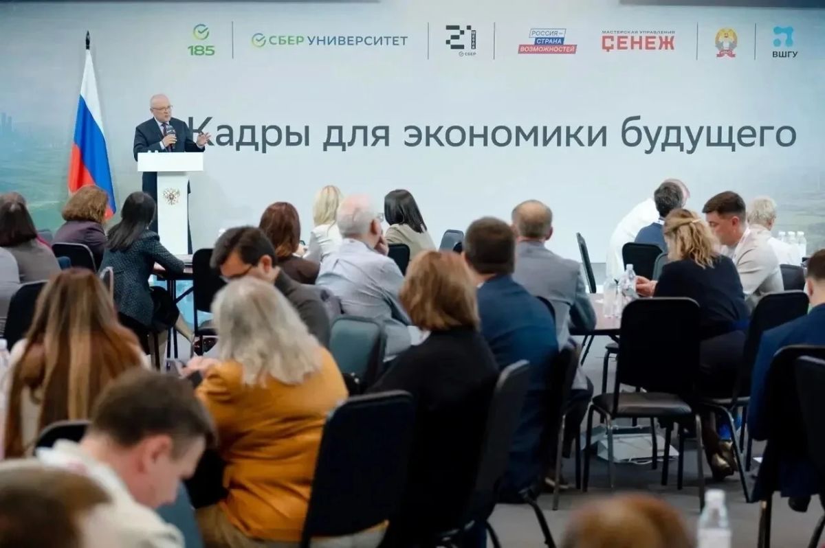 Александр Соколов представил кадровую стратегию Кировской области на федеральном уровне Александр Соколов представил кадровую стратегию Кировской области на федеральном уровне
