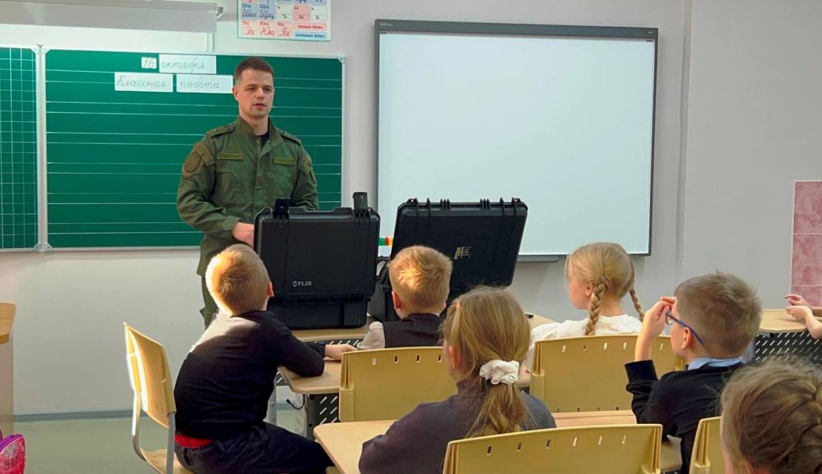 В преддверии Дня образования службы криминалистики сотрудники СУ СКР по Кировской области провели занятие для учащихся начальных классов МОАУ СОШ с УИОП № 10 им. К.Э. Циолковского г.Кирова