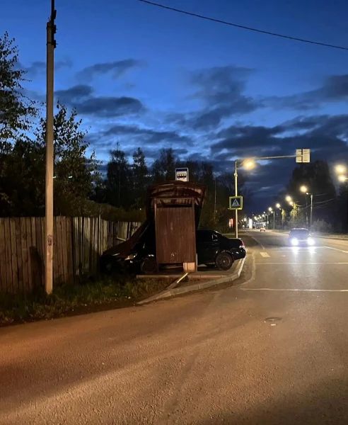 Полицейские задержали кировчанина, совершившего ДТП на угнанном автомобиле Полицейские задержали кировчанина, совершившего ДТП на угнанном автомобиле