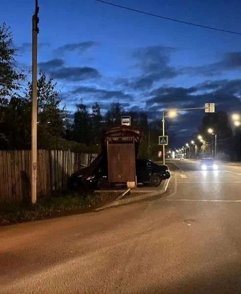 В Кирове пьяный угонщик протаранил остановку на улице Павла Корчагина