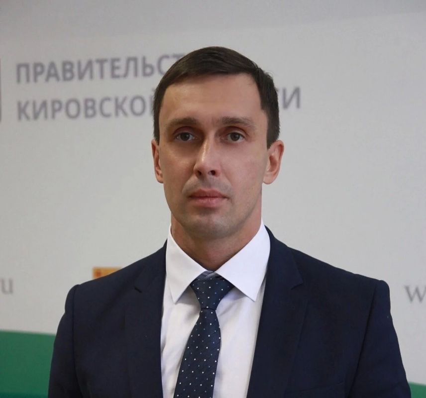 Сегодня день рождения празднует Первый заместитель председателя Правительства Кировской области — Дмитрий Курдюмов!