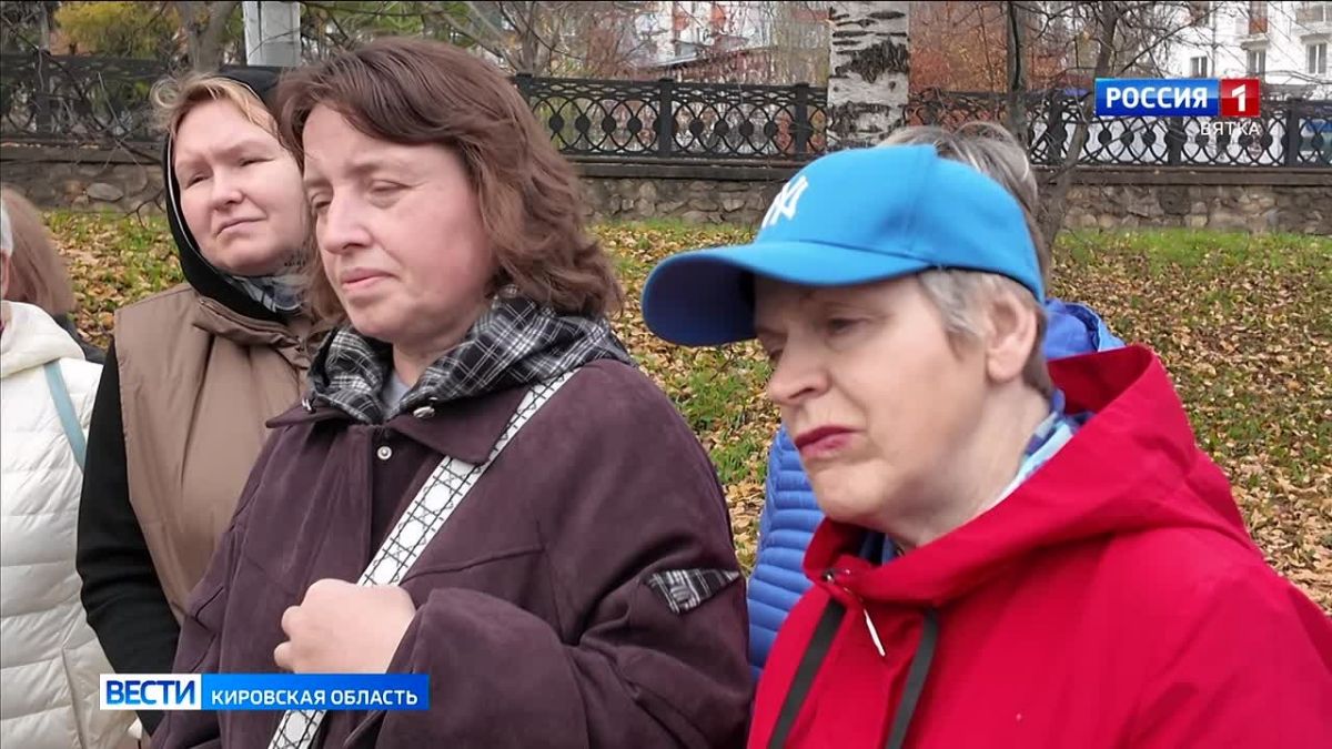 Кировчане и гости города осваивают новый туристический маршрут, который пролегает через шесть скверов областной столицы