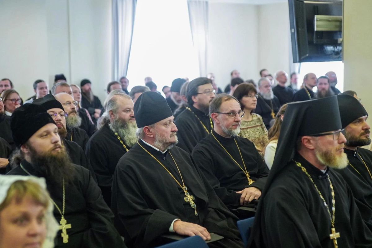 Александр Соколов: Сегодня, в День памяти преподобного Трифона Вятского, в Свято-Успенском кафедральном соборе Трифонова монастыря поздравил всех с праздником прославления святых Александр Соколов: Сегодня, в День памяти преподобного Трифона Вятского, в Свято-Успенском кафедральном соборе Трифонова монастыря поздравил всех с праздником прославления святых