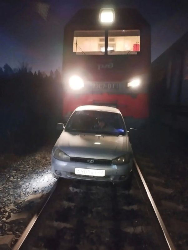 Сегодня около 4 часов утра между станциям Поздино и Лянгасово на железнодорожнные пути выехал автомобиль