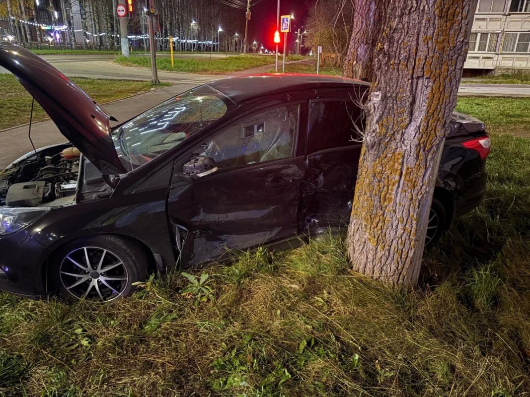 В Кирове столкнулись автомобили "Хонда" и "Форд Фокус", пострадал 24-летний водитель