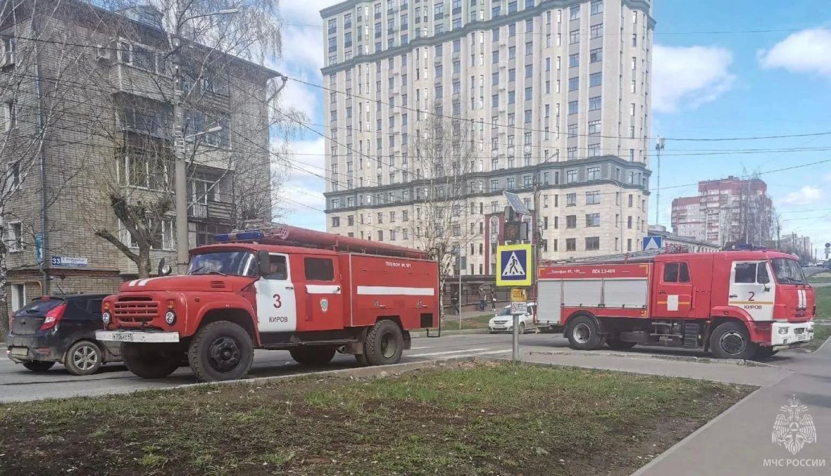 В Кирове на Комсомольской загорелся автомобиль Лада Ларгус