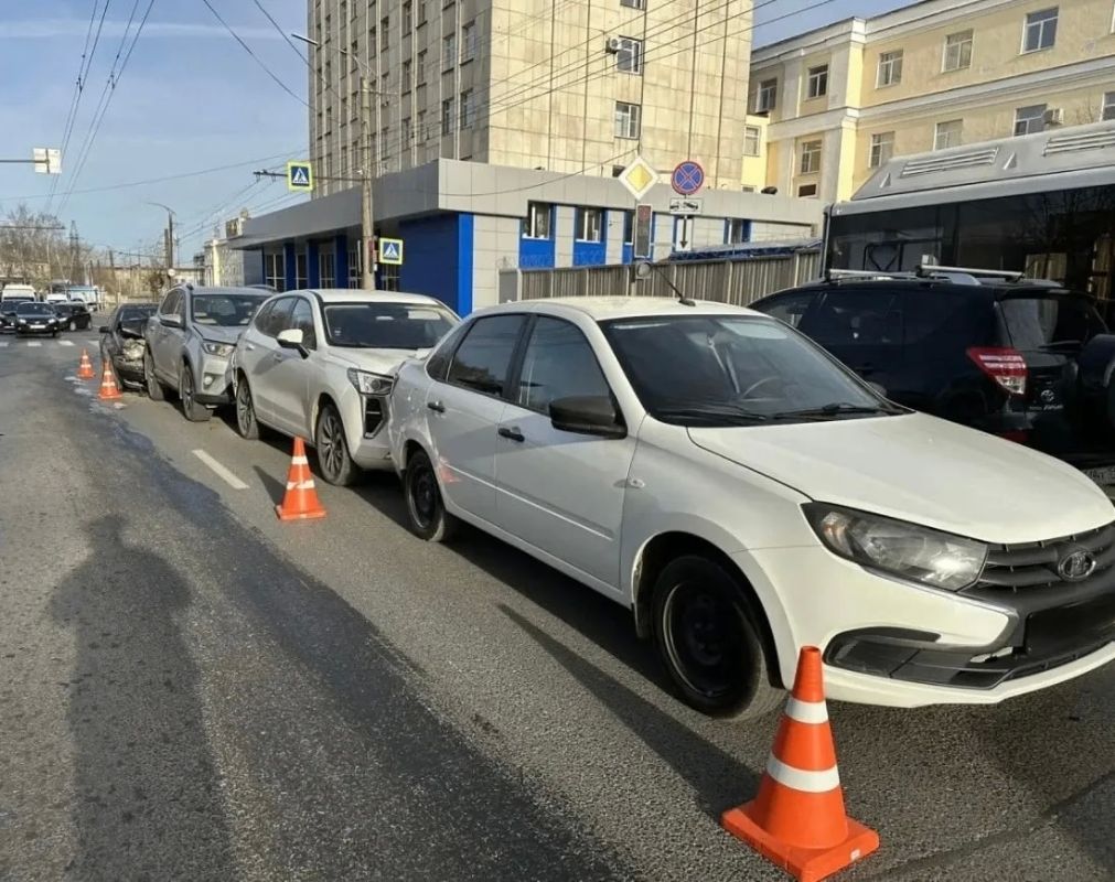 В Кирове столкнулись четыре автомобиля, пострадала женщина