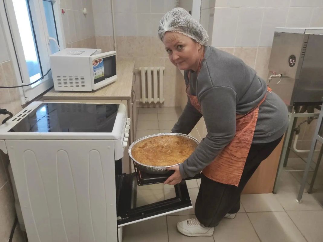 В Кировском доме-интернате испекли пирог, посвященный 90-летию региона