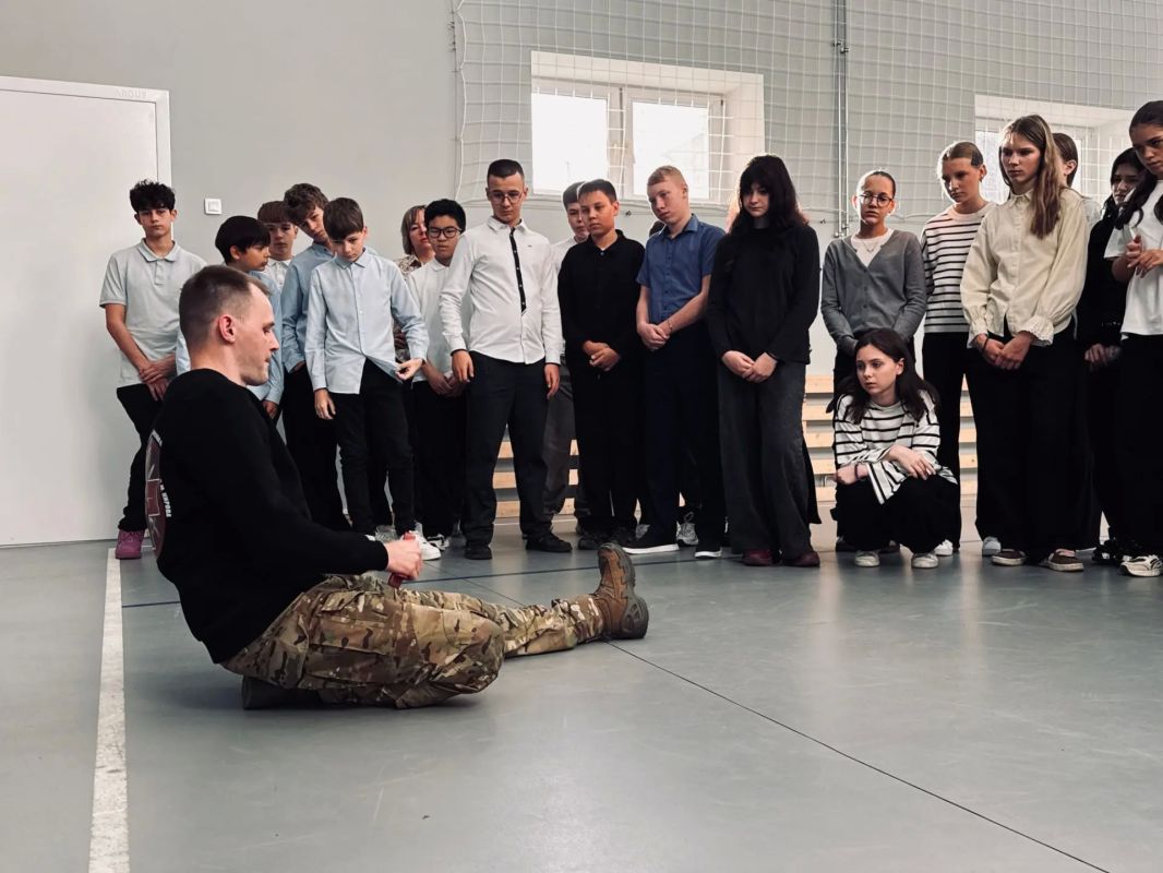 В Североморске военные следователи и эксперты-медики провели для школьников урок безопасности и тактической медицины В Североморске военные следователи и эксперты-медики провели для школьников урок безопасности и тактической медицины