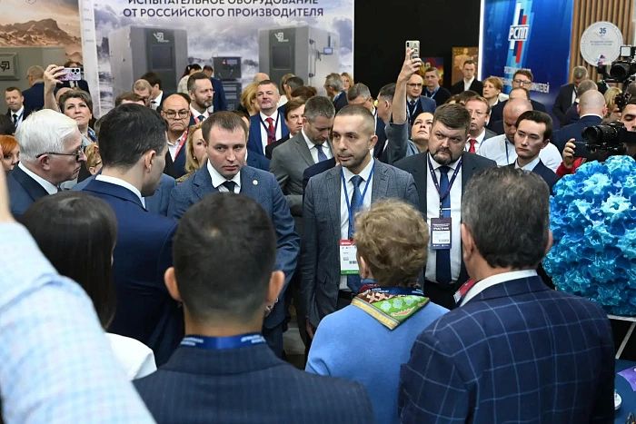 Компания «Нанолек» представила главе Минпромторга России Антону Алиханову первую отечественную вакцину против ВПЧ Компания «Нанолек» представила главе Минпромторга России Антону Алиханову первую отечественную вакцину против ВПЧ
