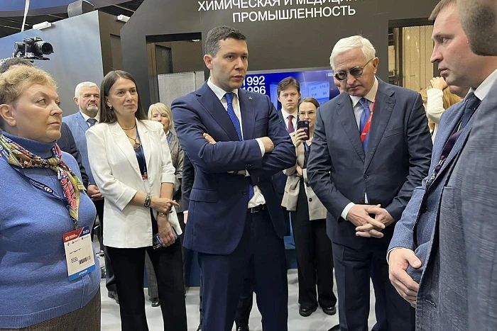 Компания «Нанолек» представила главе Минпромторга России Антону Алиханову первую отечественную вакцину против ВПЧ Компания «Нанолек» представила главе Минпромторга России Антону Алиханову первую отечественную вакцину против ВПЧ